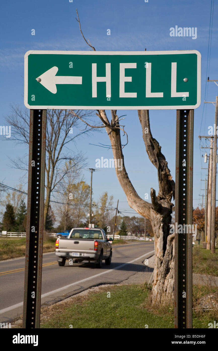 L'inferno Michigan un cartello stradale punti verso la piccola città di inferno Foto Stock