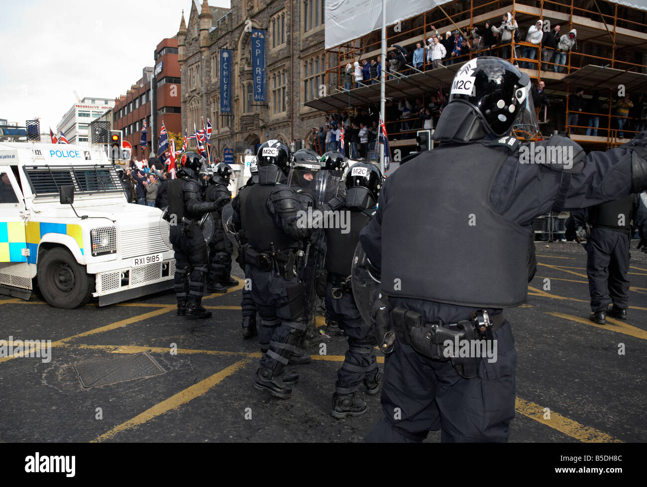 Linea di PSNI Servizio di Polizia dell'Irlanda del Nord squadra antisommossa funzionari di controllo modulo linea difensiva durante la protesta lealisti belfast Foto Stock