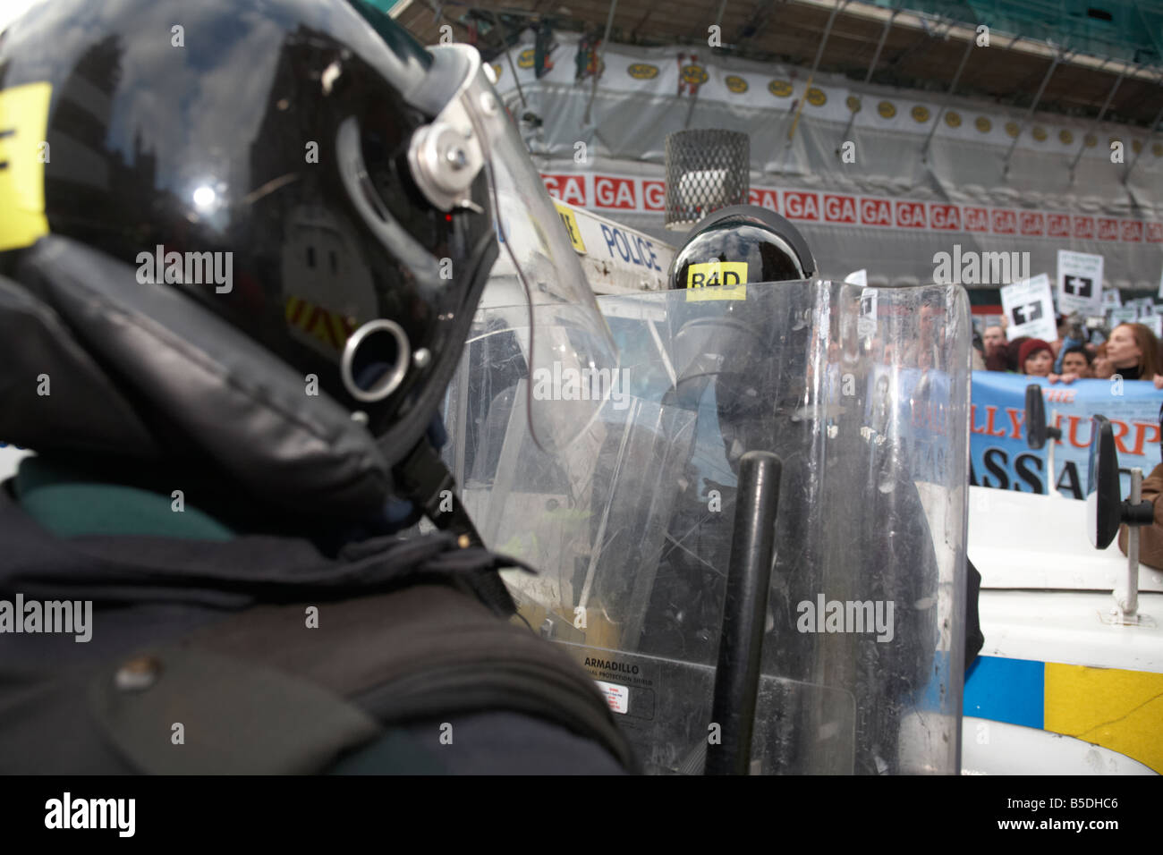 PSNI Servizio di Polizia dell'Irlanda del Nord antisommossa officer sta di guardia con casco e scudo antisommossa durante la protesta repubblicana Foto Stock