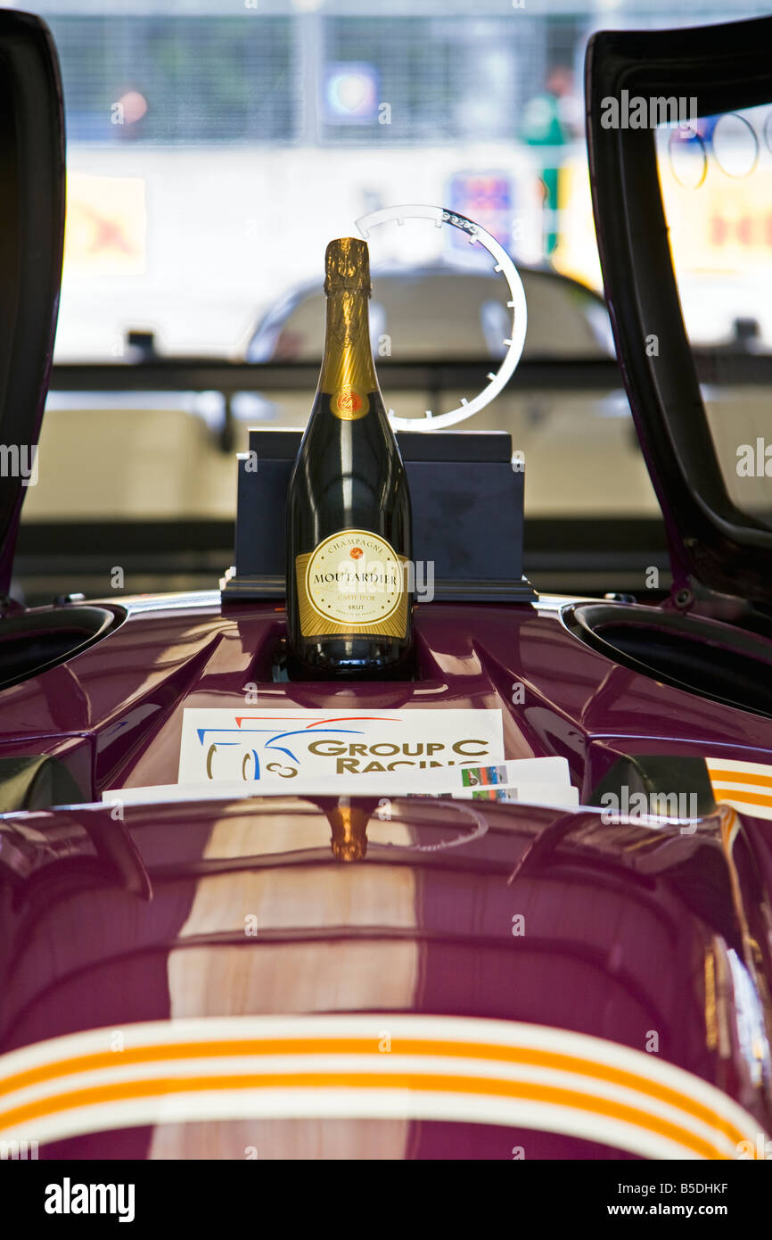 Una bottiglia di Champagne seduto su una Jaguar XJR 8 Gruppo C Le Mans endurance racing vettura ai box a Silverstone Classic 2008 Foto Stock