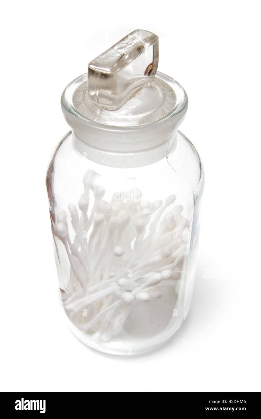 Vasetto di batuffoli di cotone isolato su un bianco di sfondo per studio Foto Stock