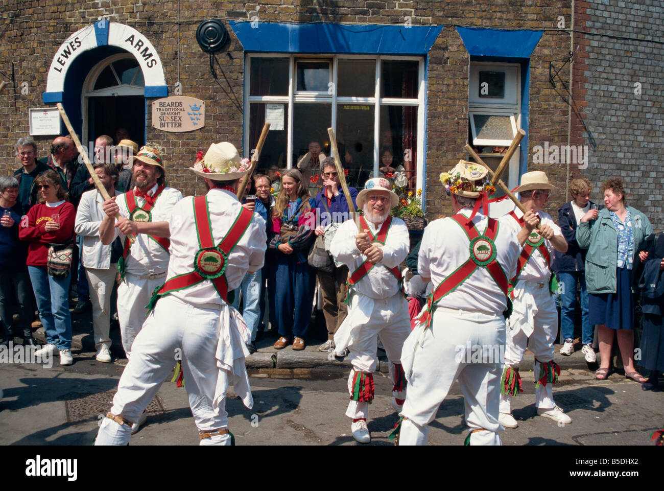 Anello Chanctonbury di Morris ballerini al di fuori del Lewes Arms pub Lewes Sussex England Regno Unito J Pate Foto Stock
