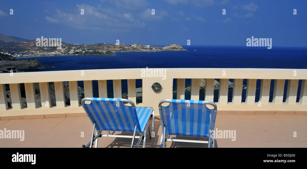 Due sedie a sdraio in un Marmara hotel tra il blu del mare creatan nel nord di Heraklion Foto Stock