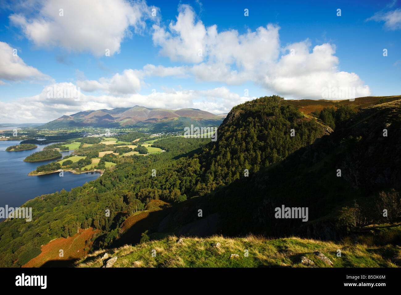 Derwent Water e Keswick visto da Walla roccioso in autunno, 'Il Lake District' Cumbria Inghilterra England Regno Unito Foto Stock