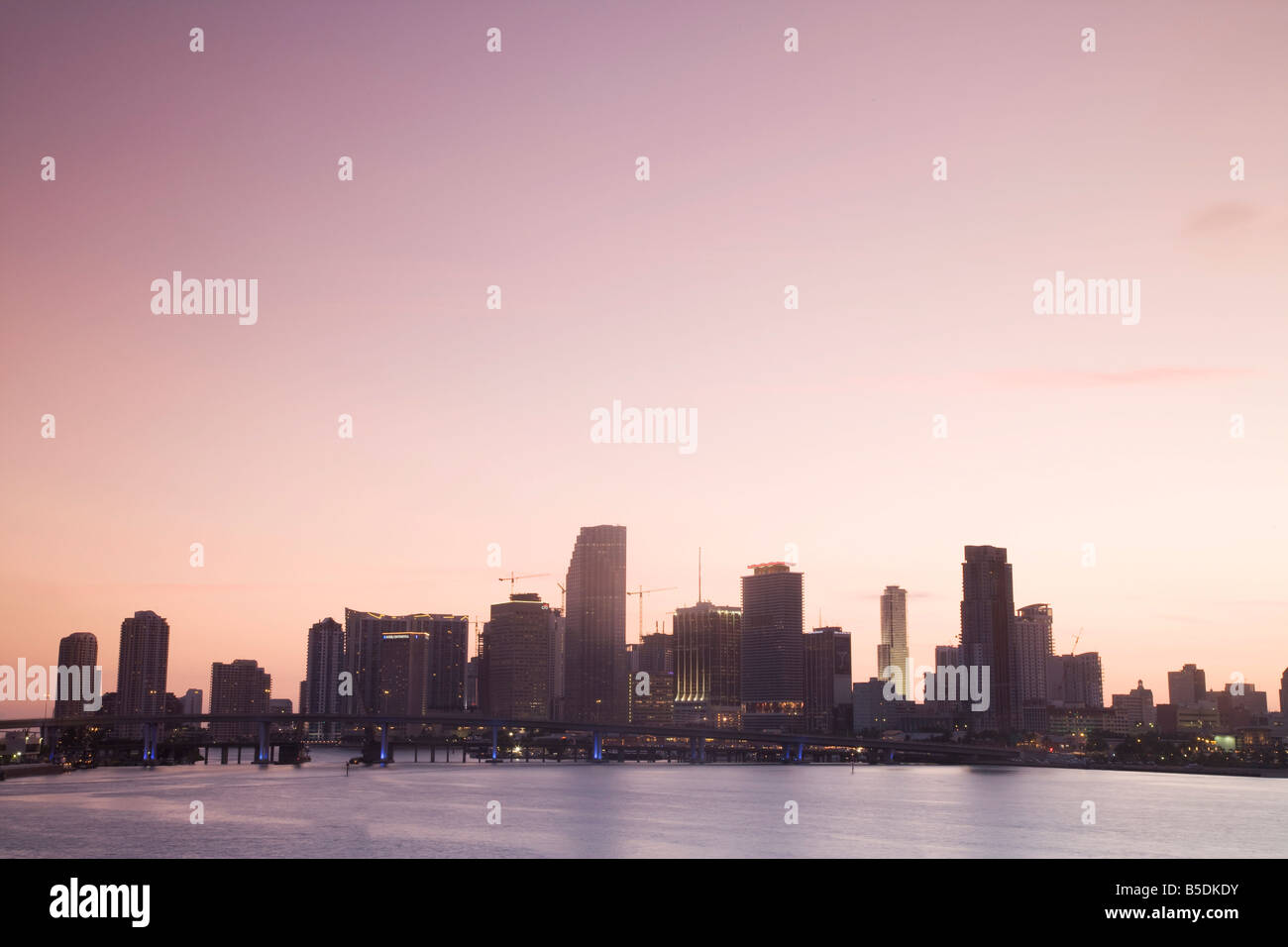 Lo skyline di Miami vista da Macarthur Causeway, Miami, Florida, Stati Uniti d'America, America del Nord Foto Stock