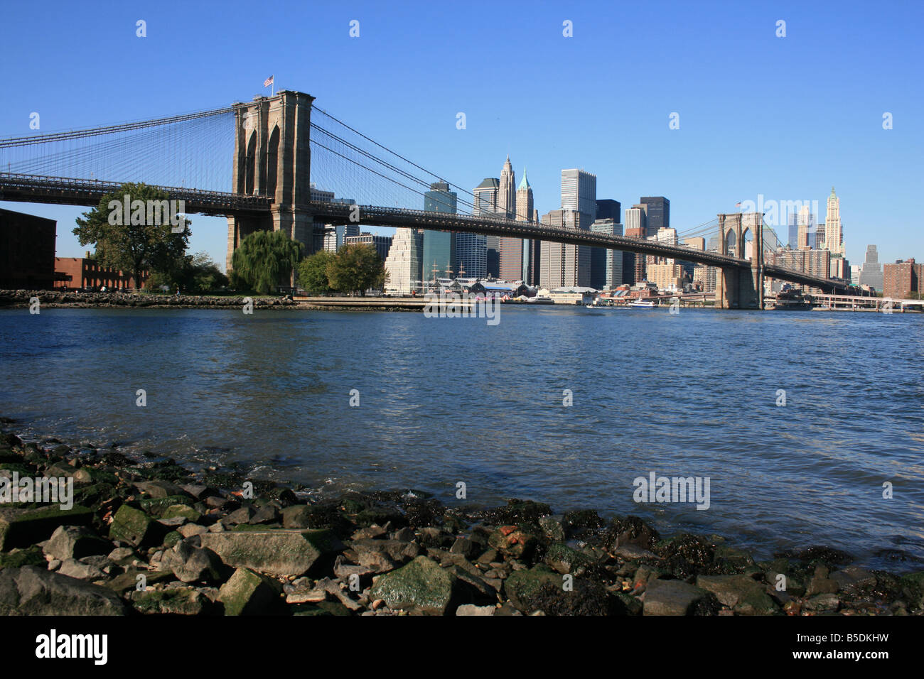 Ponte di Brooklyn e la parte inferiore dello skyline di Manhattan come visto da Brooklyn. Foto Stock