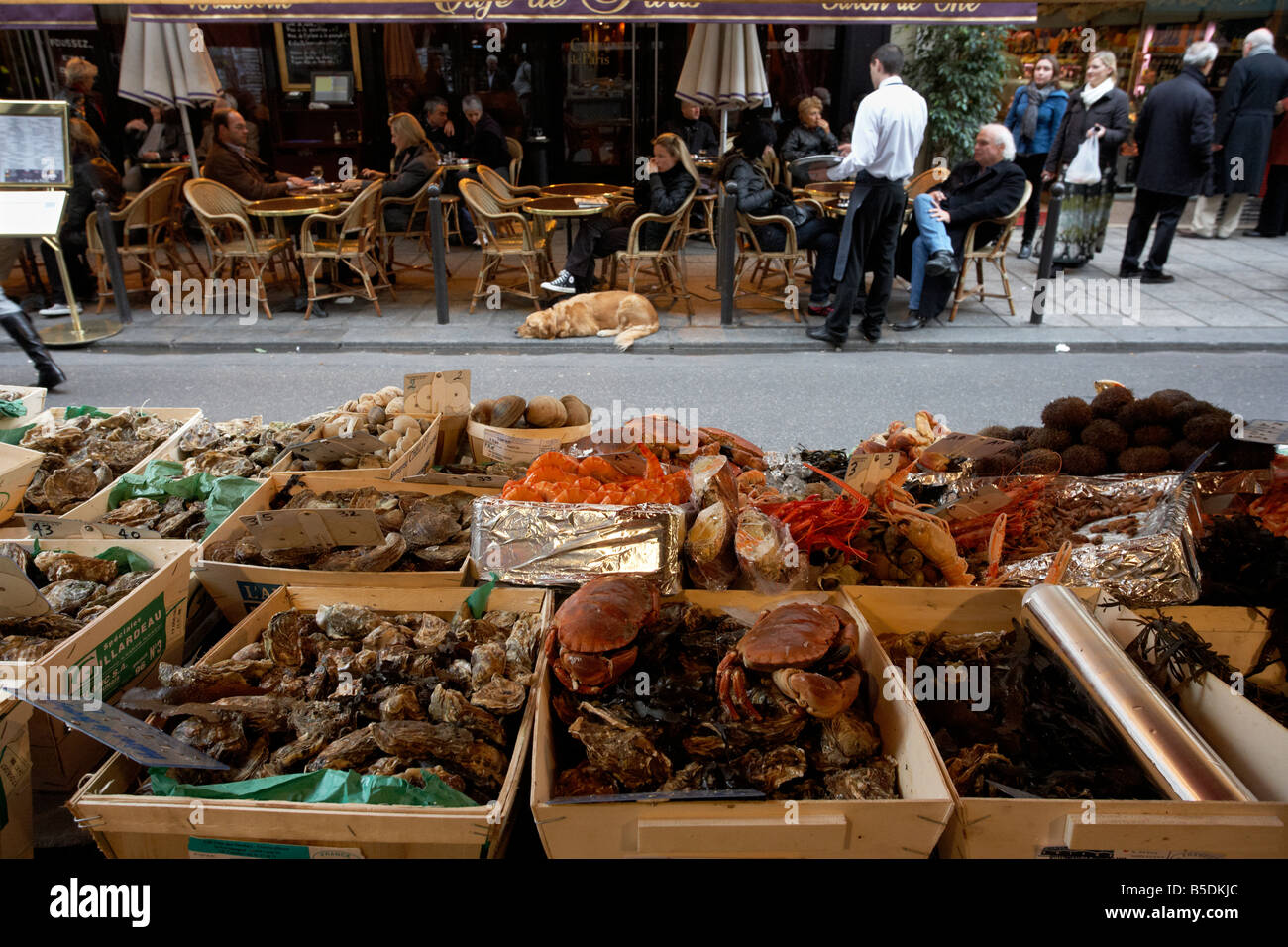 Una pressione di stallo di frutti di mare di fronte ad un café di Parigi, Francia. Foto Stock