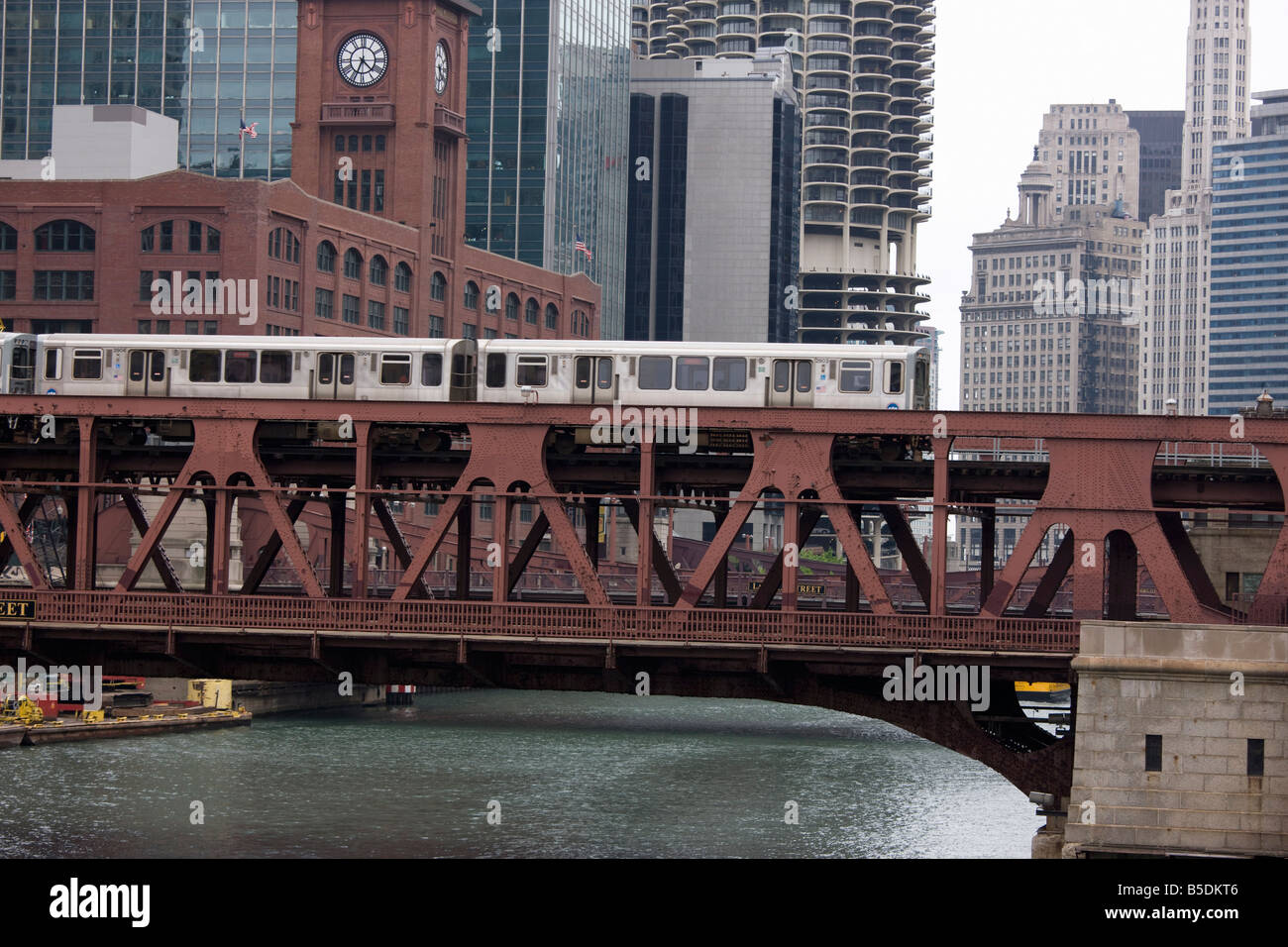 Un treno El sul treno di elevata di attraversamento del sistema Wells Street Bridge, Chicago, Illinois, USA, America del Nord Foto Stock