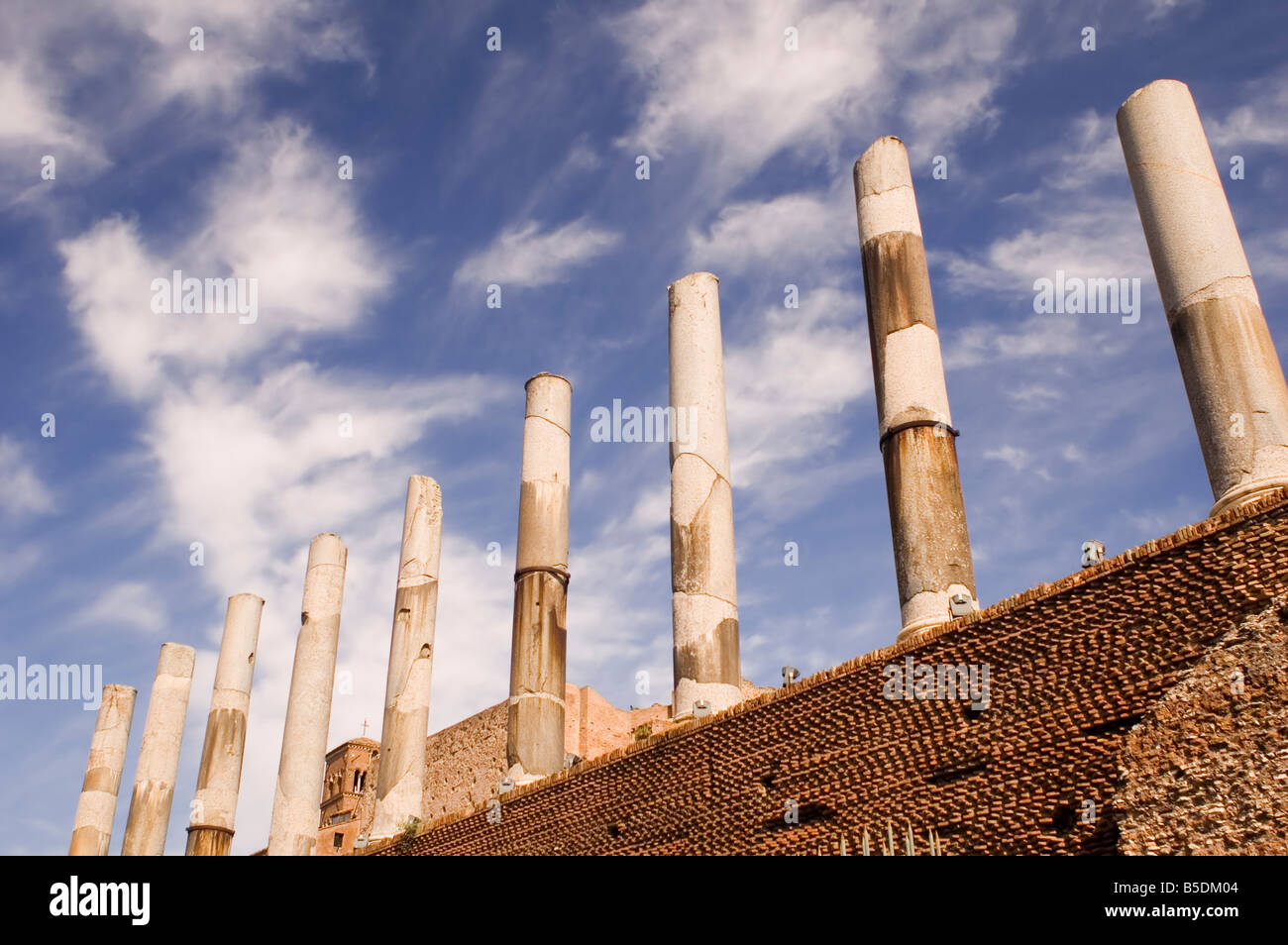 In Italia i vecchi colonna di pietra nel forum di roma Foto Stock