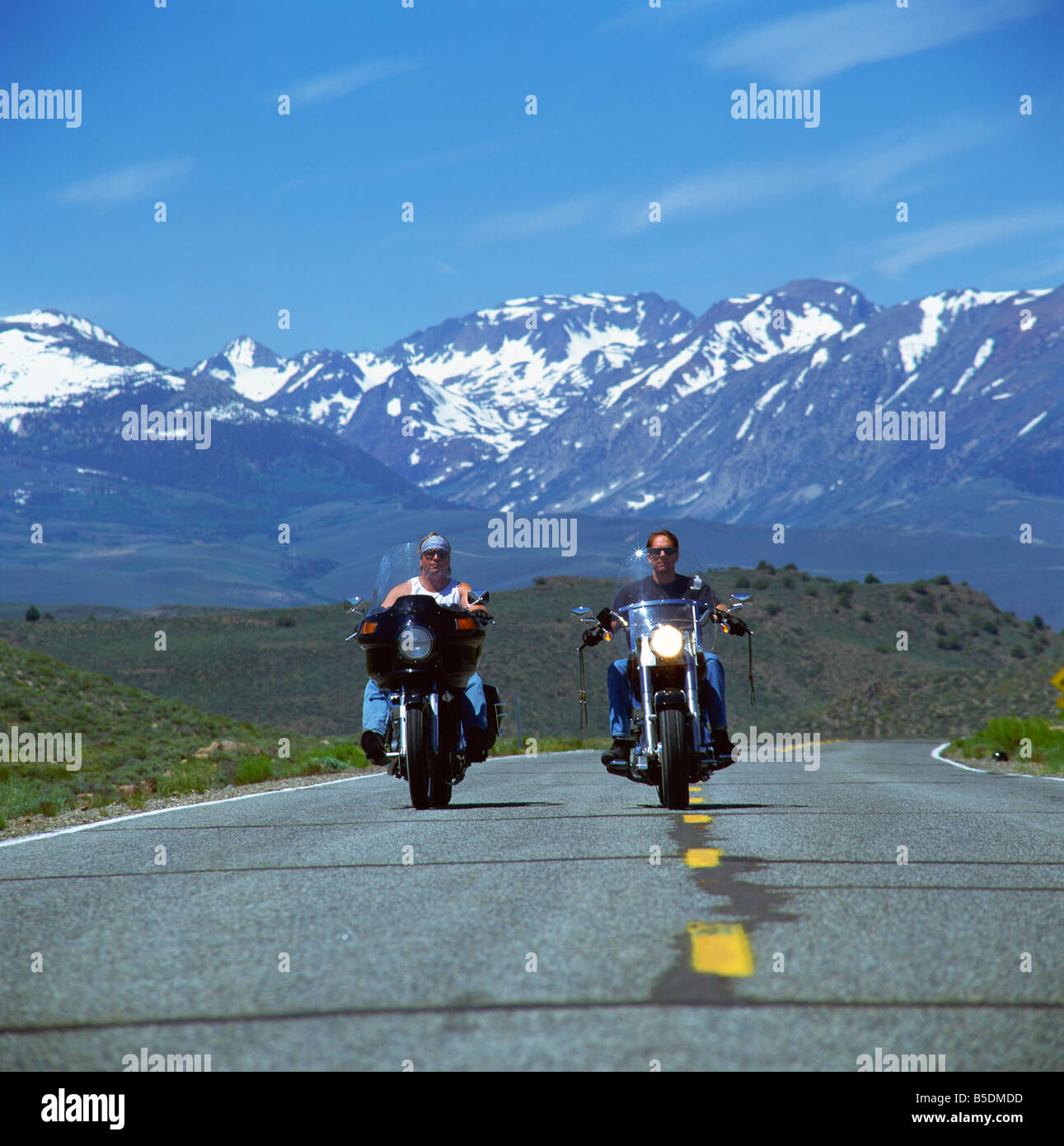 Harley Davidson bikers con montagne innevate sullo sfondo degli Stati Uniti d'America Nord America Foto Stock
