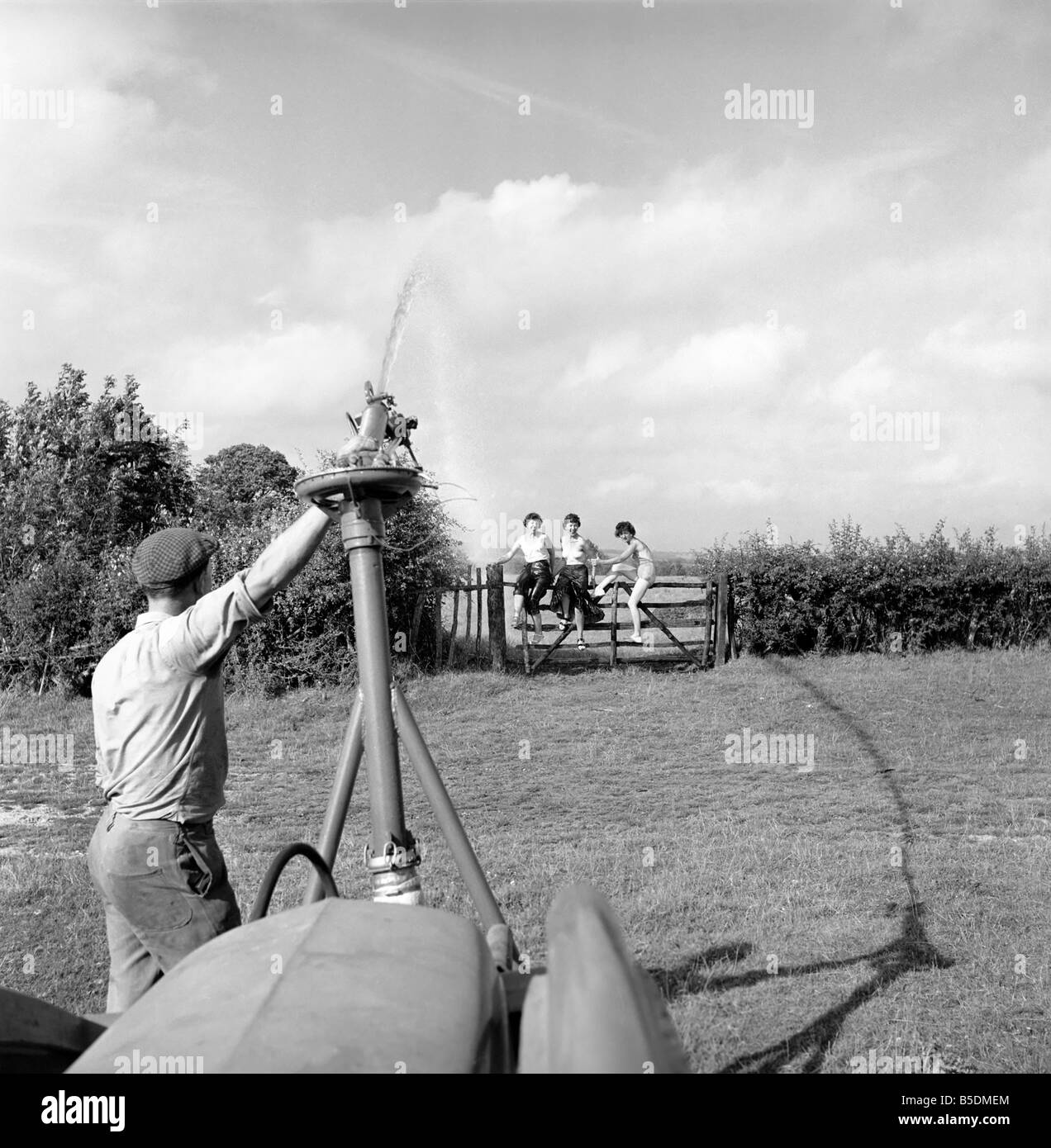 Invenzioni: la pioggia pistola: un agricoltore visto qui il test di un nuovo tipo di processo di irrigazione chiamato la pistola di pioggia si trasforma il dispositivo su th Foto Stock