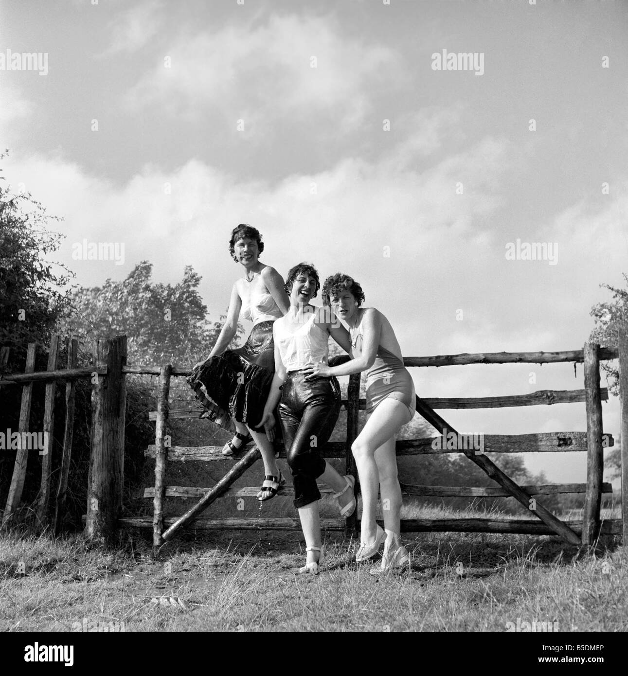 Invenzioni: la pioggia pistola: un agricoltore visto qui il test di un nuovo tipo di processo di irrigazione chiamato la pistola di pioggia si trasforma il dispositivo su th Foto Stock