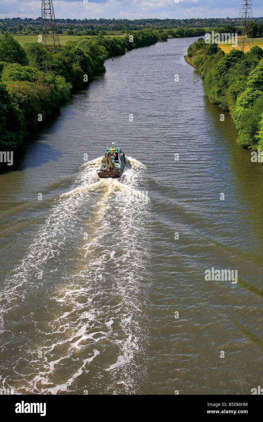 Rimorchiatore Manchester Lancashire nave canale dal ponte a pedaggio a Warburton village North West Lancashire County Inghilterra REGNO UNITO Foto Stock