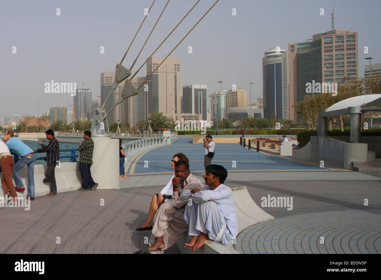 Una CORNICHE A DUBAI Foto Stock