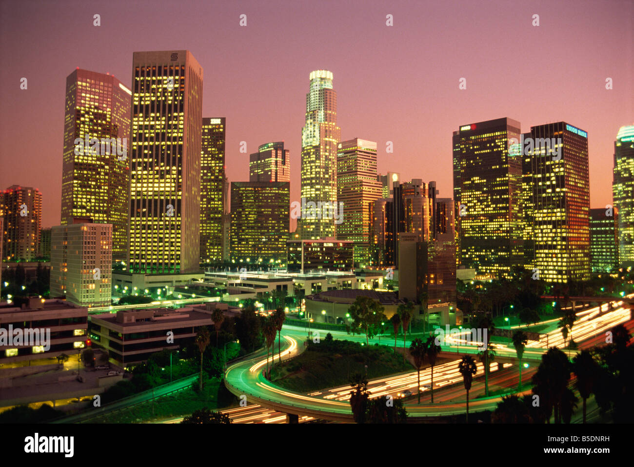 Los Angeles skyline e superstrade, illuminata di notte, California, USA, America del Nord Foto Stock