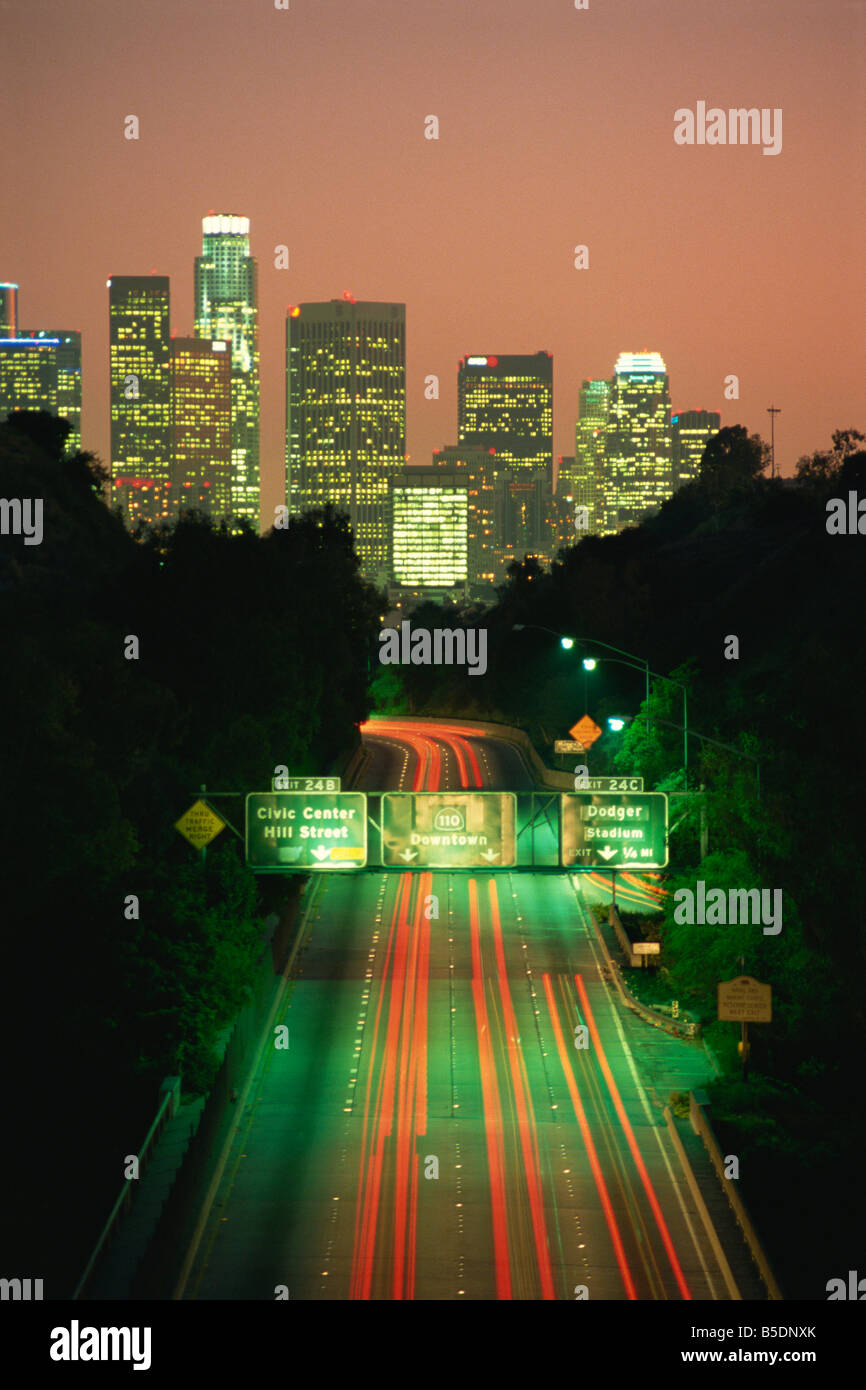 Los Angeles skyline e la superstrada, illuminata di notte, California, USA, America del Nord Foto Stock