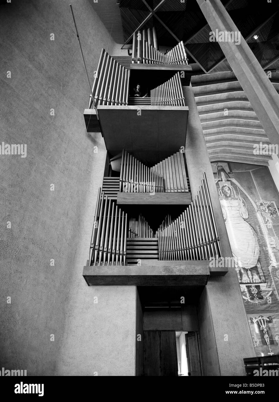 Gli artigiani dare il tocco finale alla nuova Cattedrale Coventry che sorge a fianco della vecchia Cattedrale che fu distrutta dalla guerra. 1962 Un886-003 Foto Stock