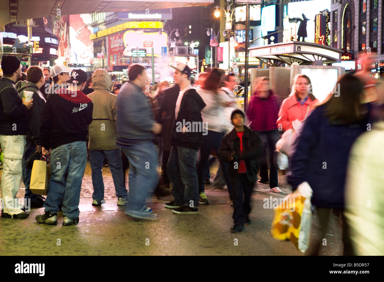 Folla di scena sul marciapiede vicino alla fermata del bus su Broadway in New York City guardando a nord a Times Square Foto Stock
