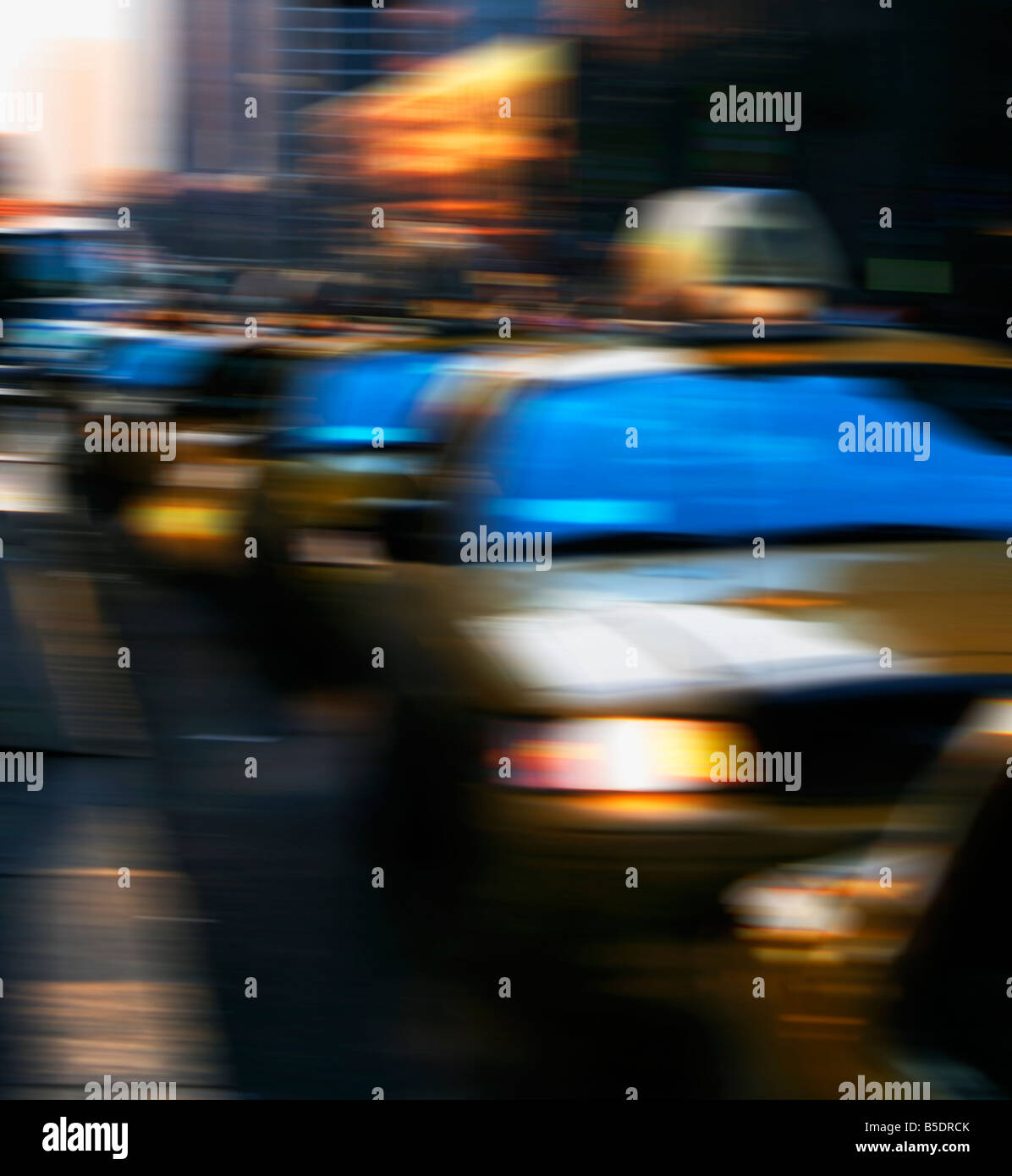New York City giallo taxi. Una strada trafficata scena. La mattina presto a Manhattan. Stati Uniti d'America Foto Stock