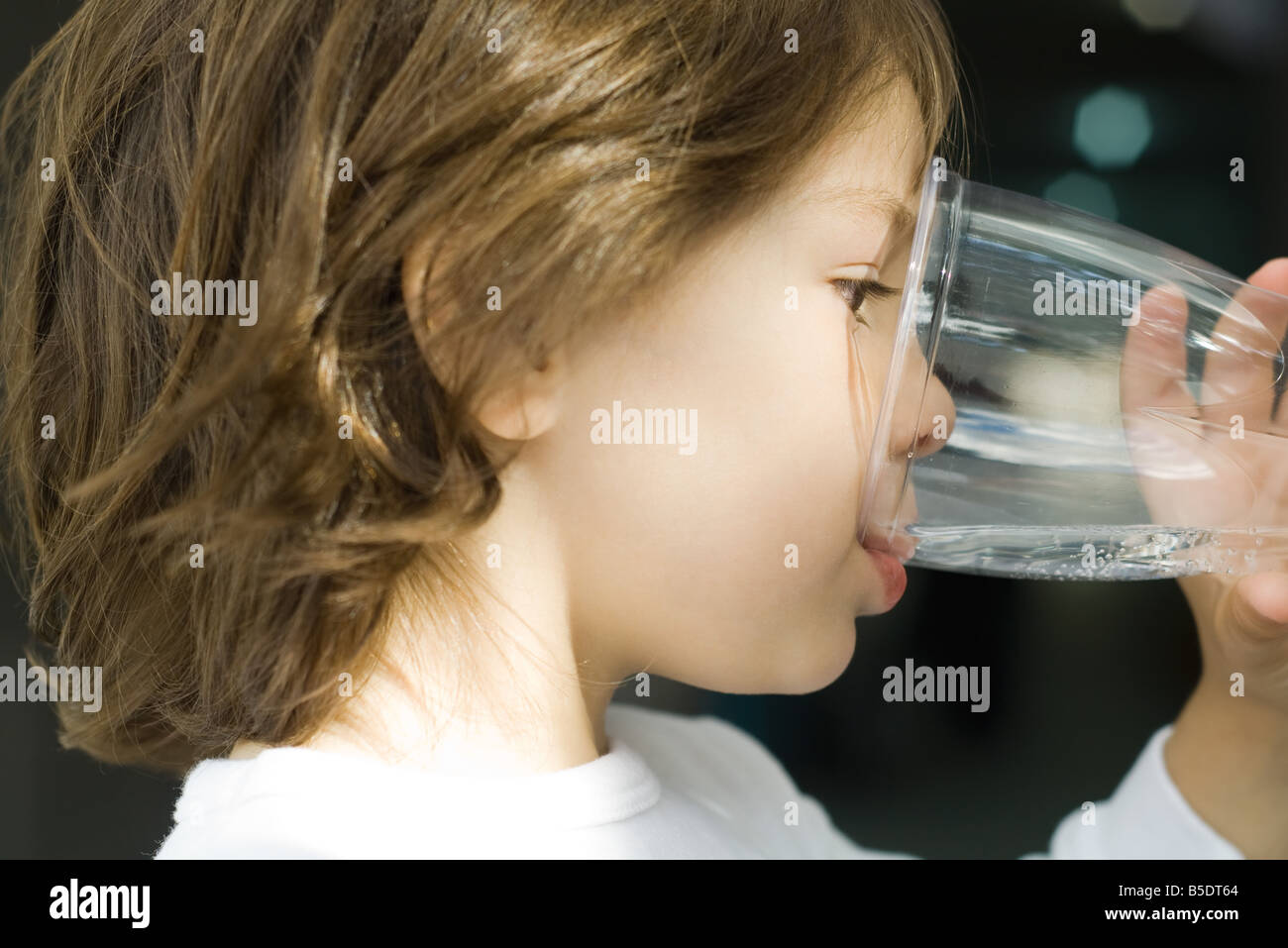 Little Boy acqua potabile da vetro, close-up Foto Stock