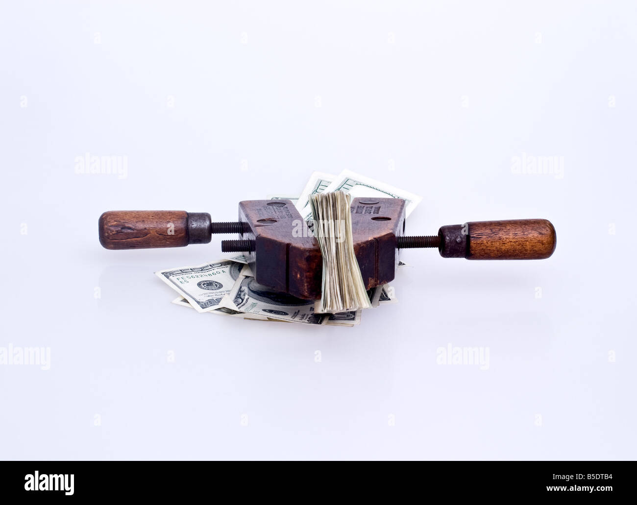 Carta piegata denaro in un vecchio stile a mano in legno con morsetto a vite Foto Stock