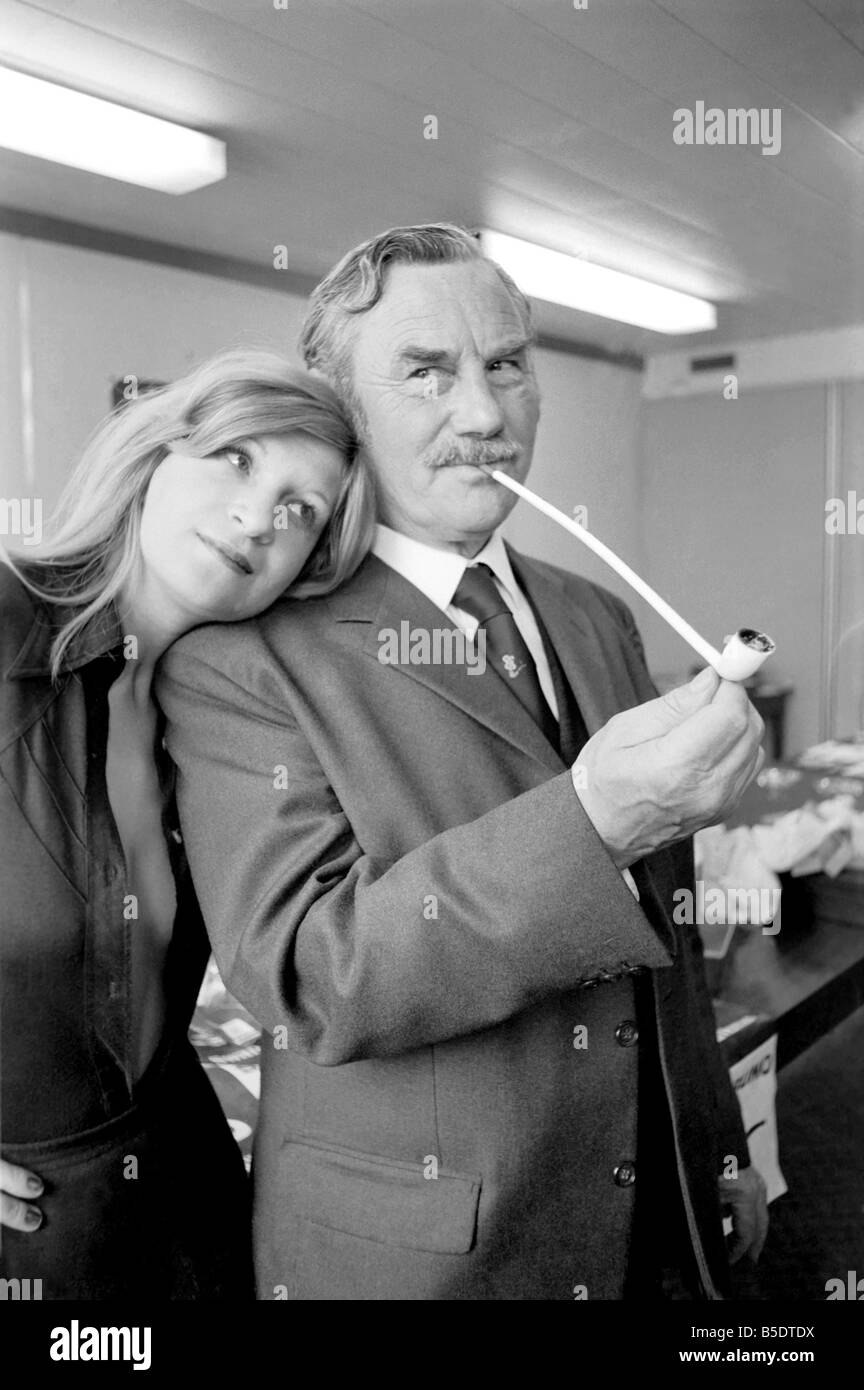 Tubo Campione del fumo Robert Locke di Hayes, Middlesex, è perseguito da dattilografo Liliana Perez, come la pubblicità TV durante il British National Pipe di fumare campionato. ;Maggio 1975 Foto Stock