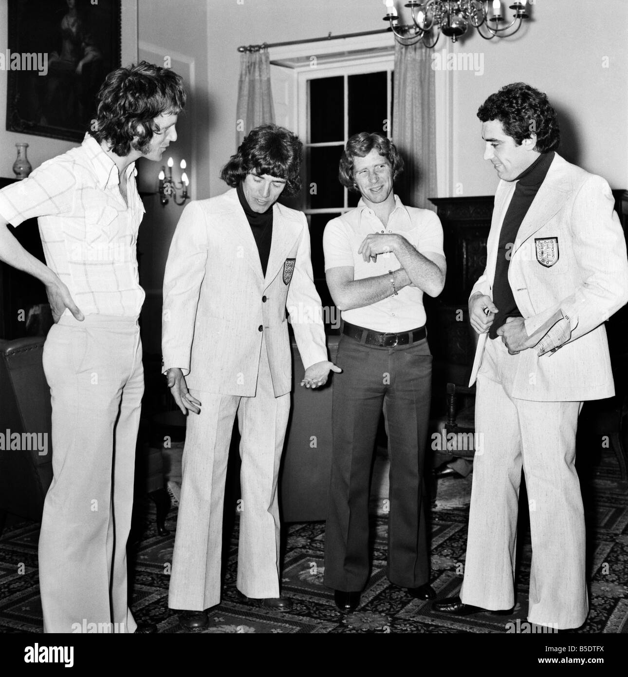 England Football ai membri del team di L-R: Mick Shannon, Kevin Keegan, Alan Ball e Peter Shilton &#13;&#10;Maggio 1975 &#13;&#10; Foto Stock