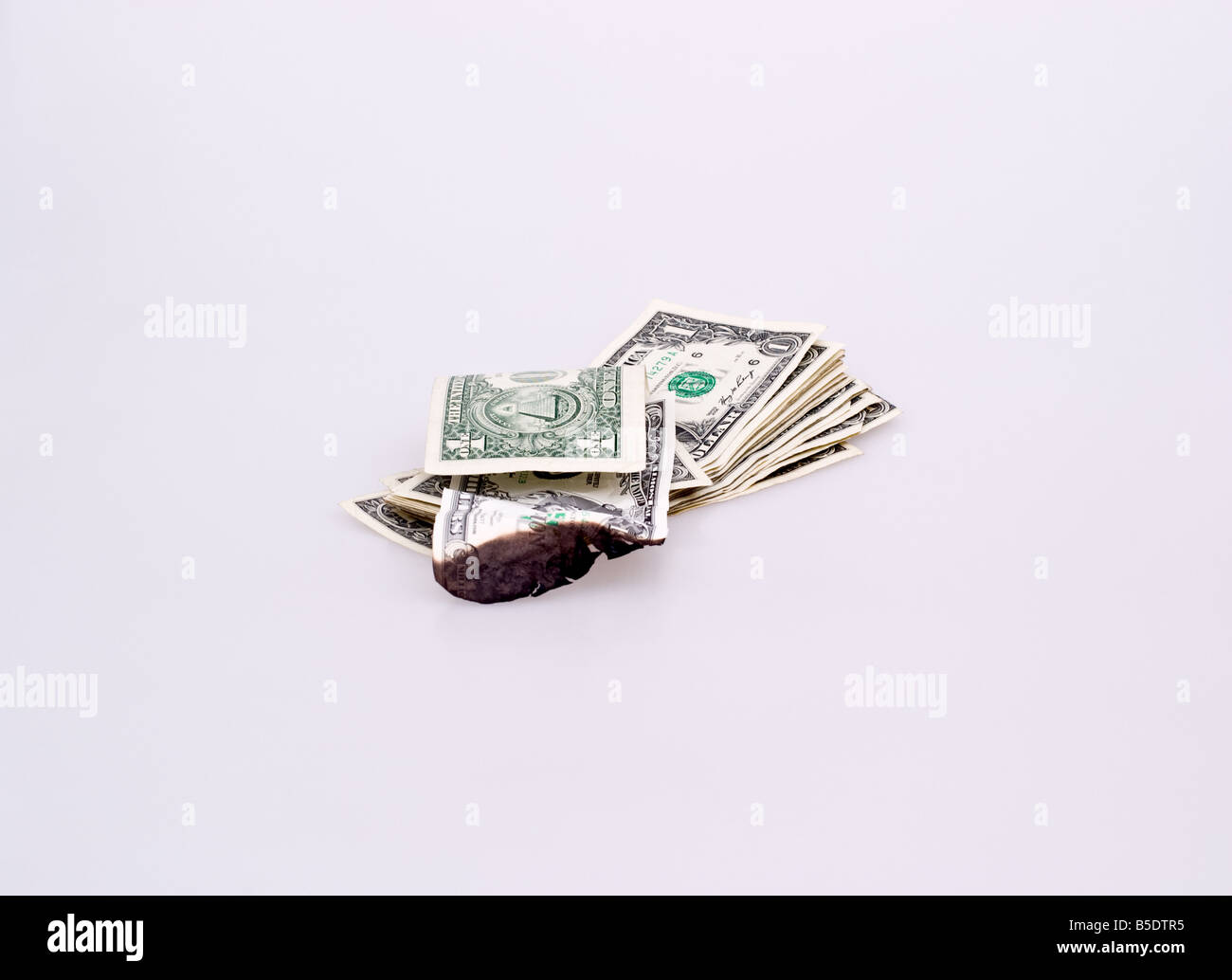 Pila di moneta degli Stati Uniti con un olocausto bill nel mezzo. Foto Stock