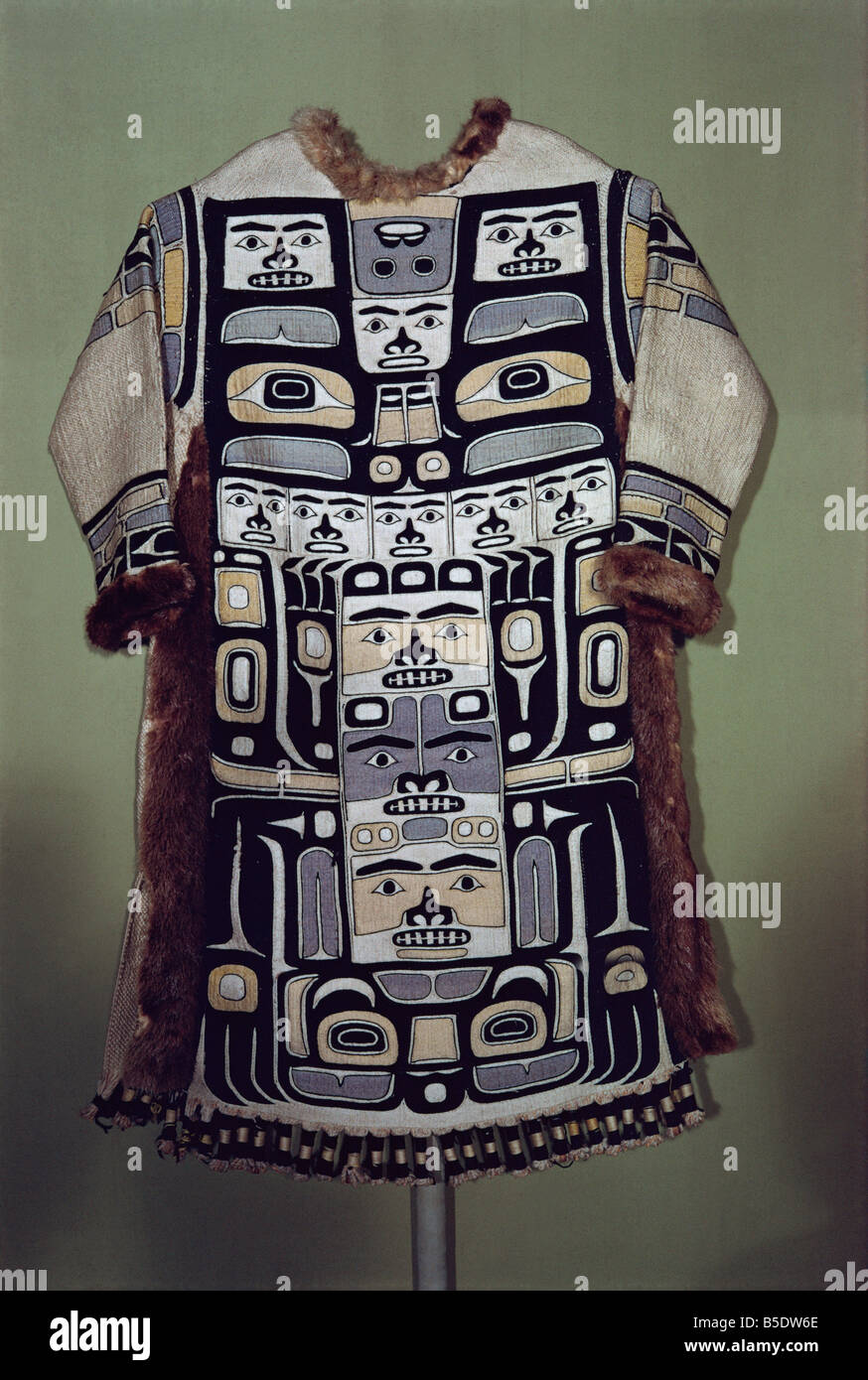 Maglietta Chilkat, Tlingit da nord-ovest pacifico, esposti nel museo di Portland, Portland, Oregon, Stati Uniti d'America Foto Stock