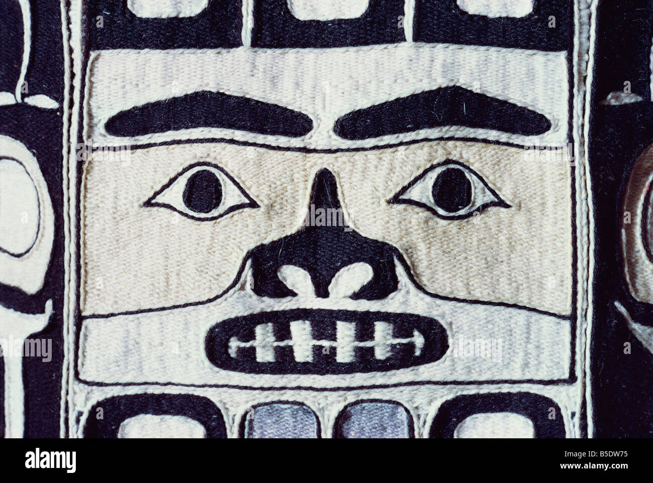 Dettaglio della maglietta Chilkat, Tlingit da nord-ovest pacifico, esposti nel museo di Portland, Portland, Oregon, Stati Uniti d'America Foto Stock
