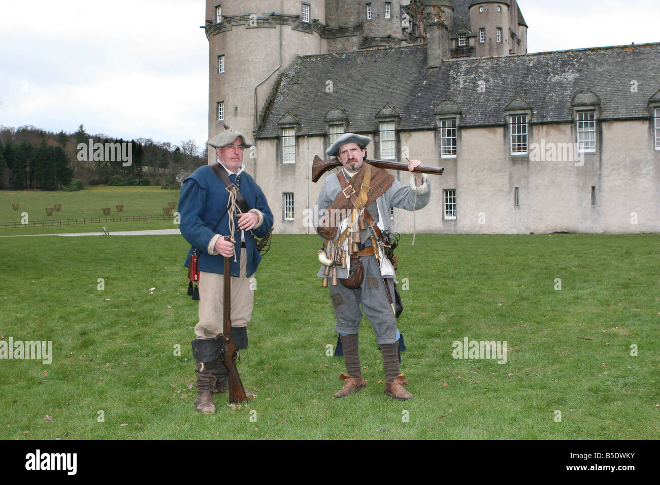 Gli artisti interpreti o esecutori in costume   Rifleman storica in costume del Nodo sigillato, società medievale, a Castle Fraser, Scozia, Foto Stock
