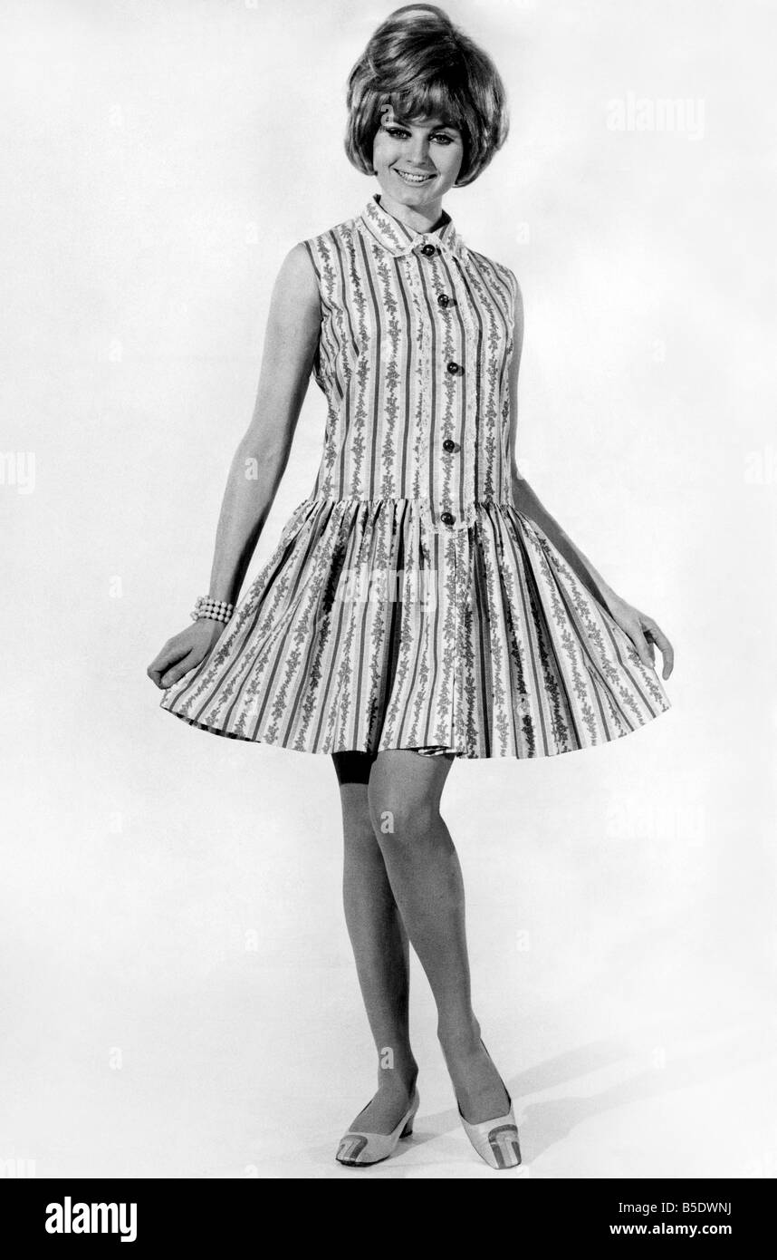 Sveglia Mode: Margaret Lorena. Maglietta di partito. Un gay, fresco stile senza maniche per il giovane swinger. Il Peter Pan il collare e il pulsante-linguetta anteriore sono delineati con strette di pizzo. Flounced mantello è raccolto da una vita bassa. Abbiamo reso in bianco e rosso floreale di cotone a strisce. Giugno 1968 P008385 Foto Stock