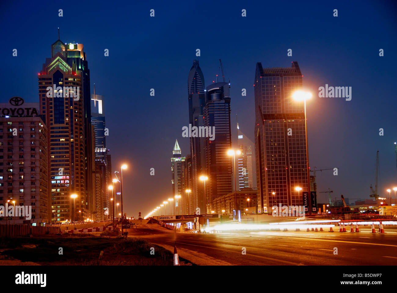 Dubai, 'Emirati Arabi Uniti', Emirati Arabi Uniti, Skyline di notte 'City Center' 'Business Center' Downtown Dusk, Skyline Towers Foto Stock