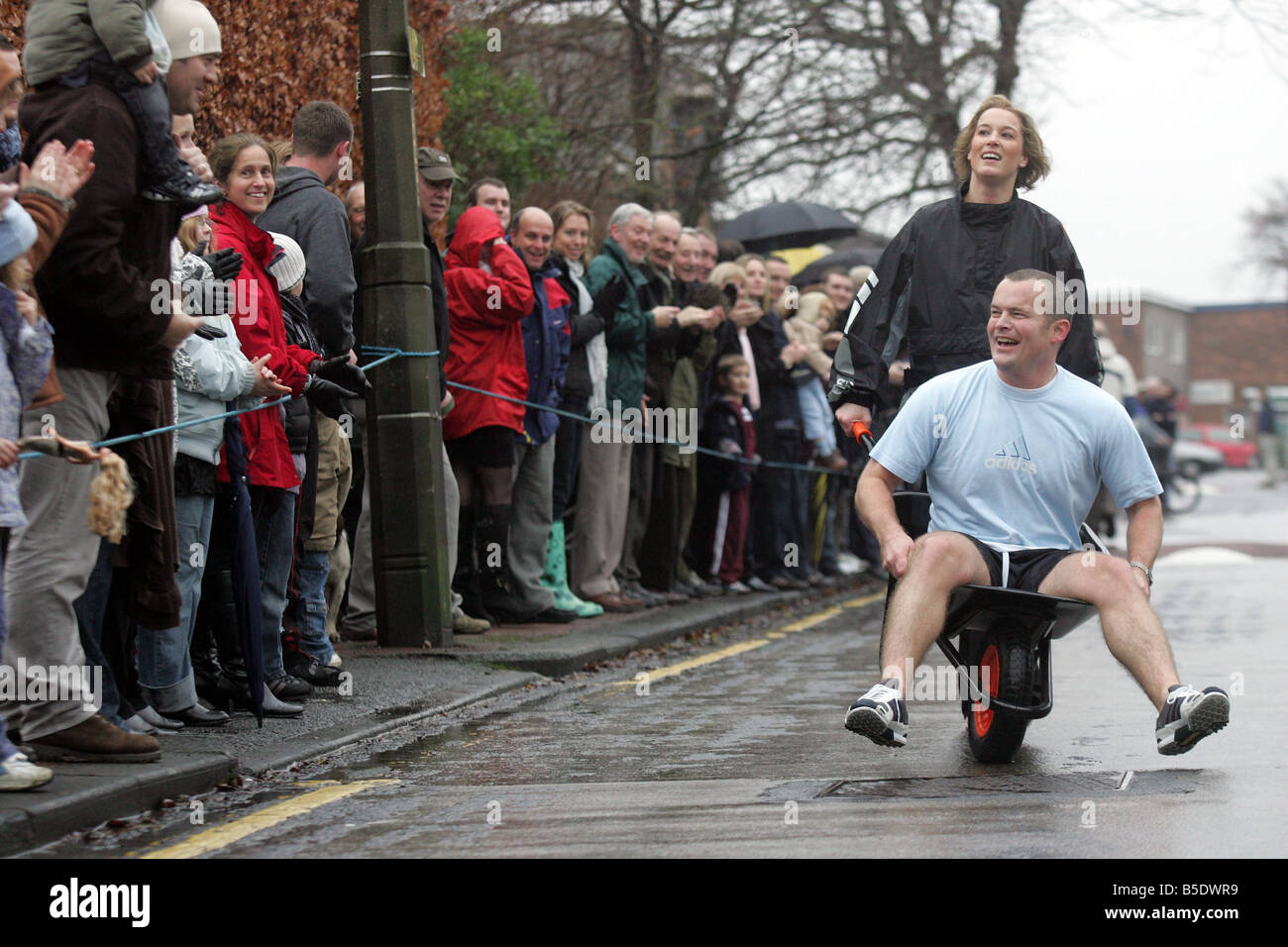 Il Ponteland Anno Nuovo carriola gara il giorno di nuovi anni Gennaio 2008 Foto di adulti che sono venuti in ultimo Roger Brown 37 e Rachael McLean 38 Foto Stock