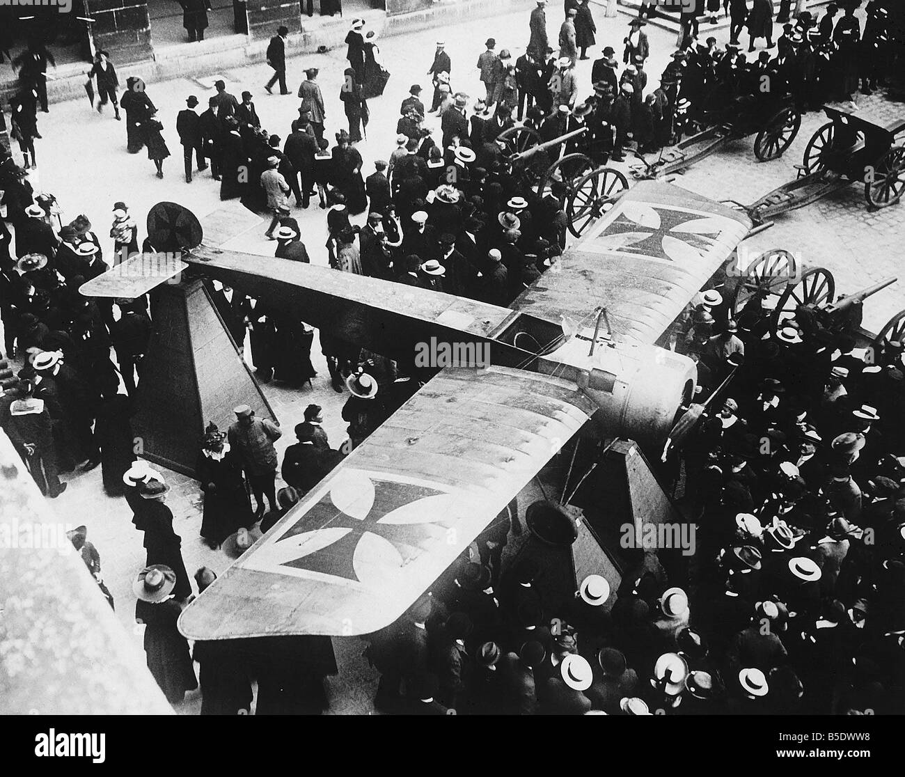 La Prima guerra mondiale il tedesco Fokker Aircraft abbattuto da aviatore francese va in mostra in una mostra a Les Invalides Parigi 1916 Foto Stock