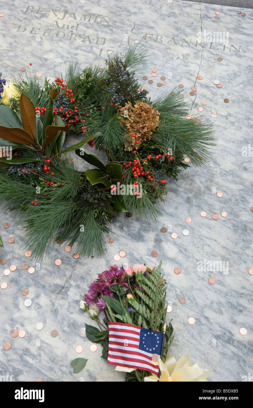 I visitatori di gettare un centesimo su Benjamin Franklin's grave alla Chiesa di Cristo sepoltura, Philadelphia, Pennsylvania, STATI UNITI D'AMERICA Foto Stock