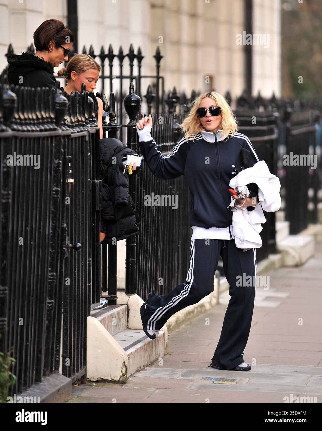 Madonna arrivando presso la sua casa di Londra oggi dopo aver visitato la palestra la superstar pop indossava piuttosto grandi occhiali da sole dopo aver fotografato la scorsa notte misteriosa sportivi lividi attorno alla sua guancia e occhio sinistro 22 Gennaio 2008 Foto Stock