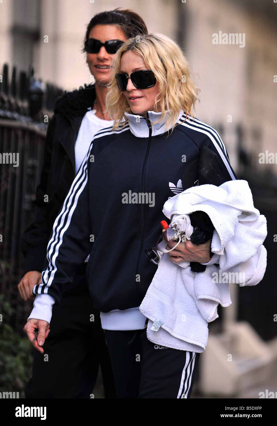 Madonna arrivando presso la sua casa di Londra oggi dopo aver visitato la palestra la superstar pop indossava piuttosto grandi occhiali da sole dopo aver fotografato la scorsa notte misteriosa sportivi lividi attorno alla sua guancia e occhio sinistro 22 Gennaio 2008 Foto Stock