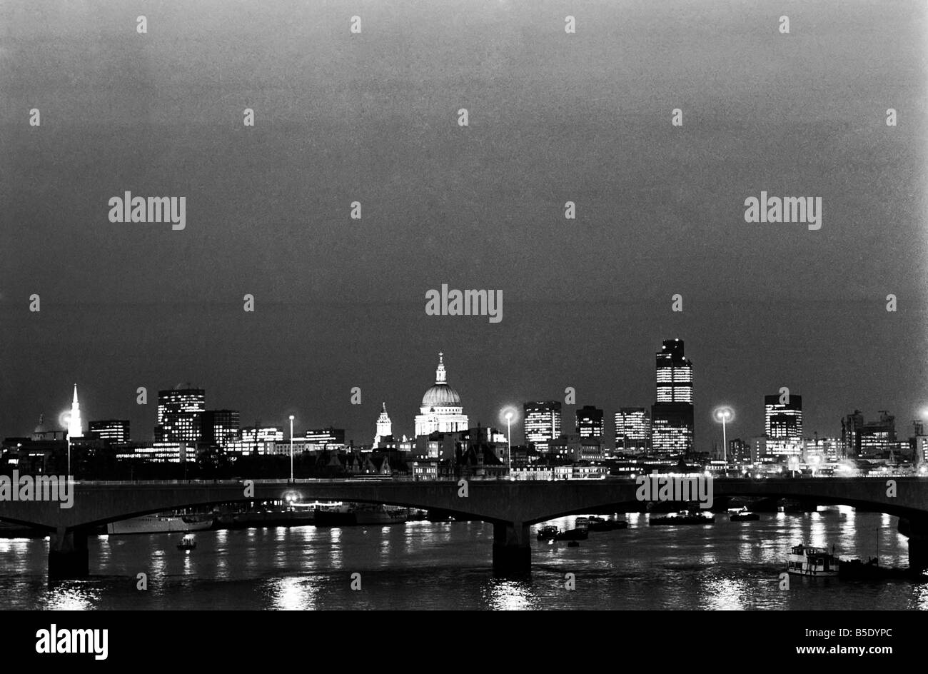 London skyline della città di notte. Febbraio 1987 Foto Stock