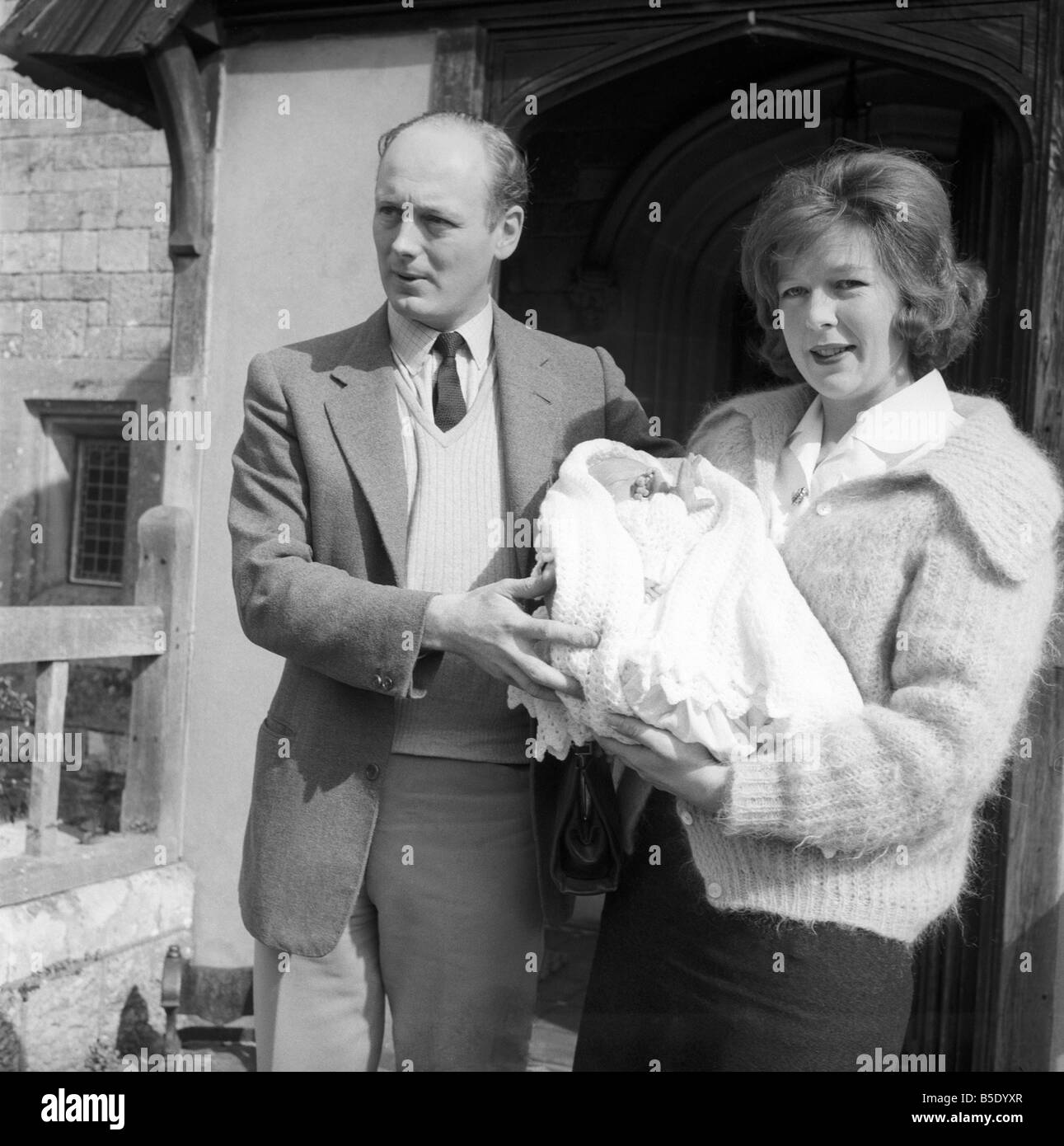 Signore Montagu e sua moglie, raffigurato all'arrivo in Beaulieu, con il bambino Ralph. Marzo 1961 Foto Stock