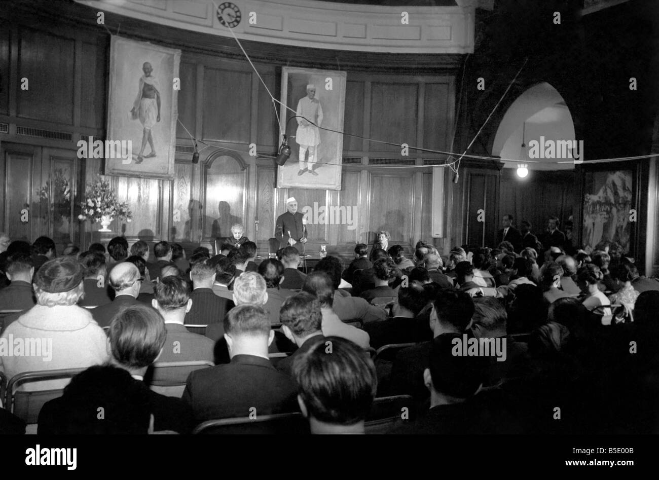 Pandit Jawaharlal Nehru alla sua conferenza stampa tenutasi a India House durante la sua visita al Regno Unito. Marzo 1961 Foto Stock
