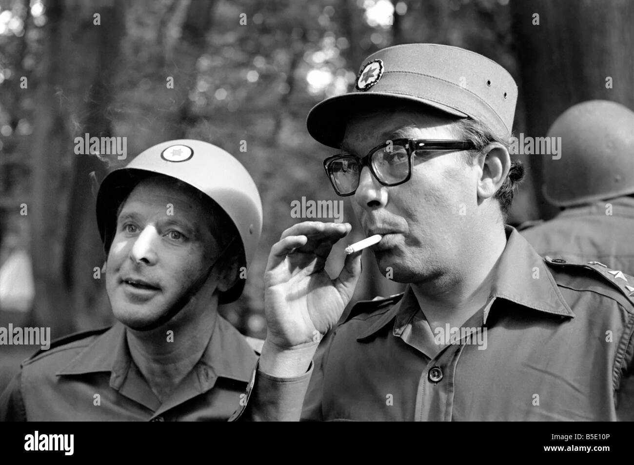 Eric Morecambe e Ernie Wise hanno iniziato le riprese il loro terzo film Il Magnifico due al Pinewood Studios. Eric Morecambe (rig Foto Stock