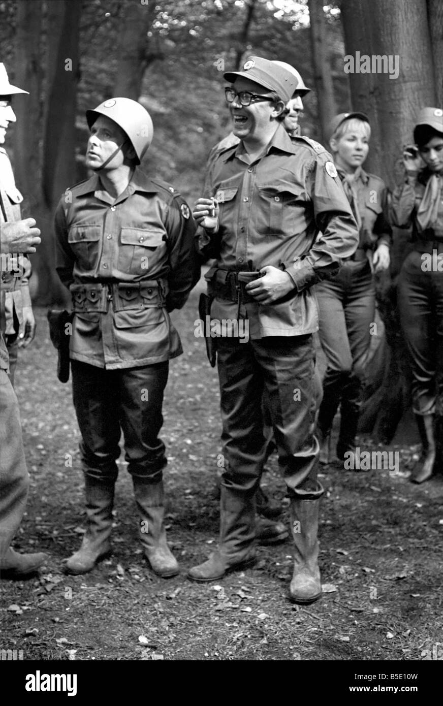 Eric Morecambe e Ernie Wise hanno iniziato le riprese il loro terzo film Il Magnifico due al Pinewood Studios. Eric Morecambe (rig Foto Stock