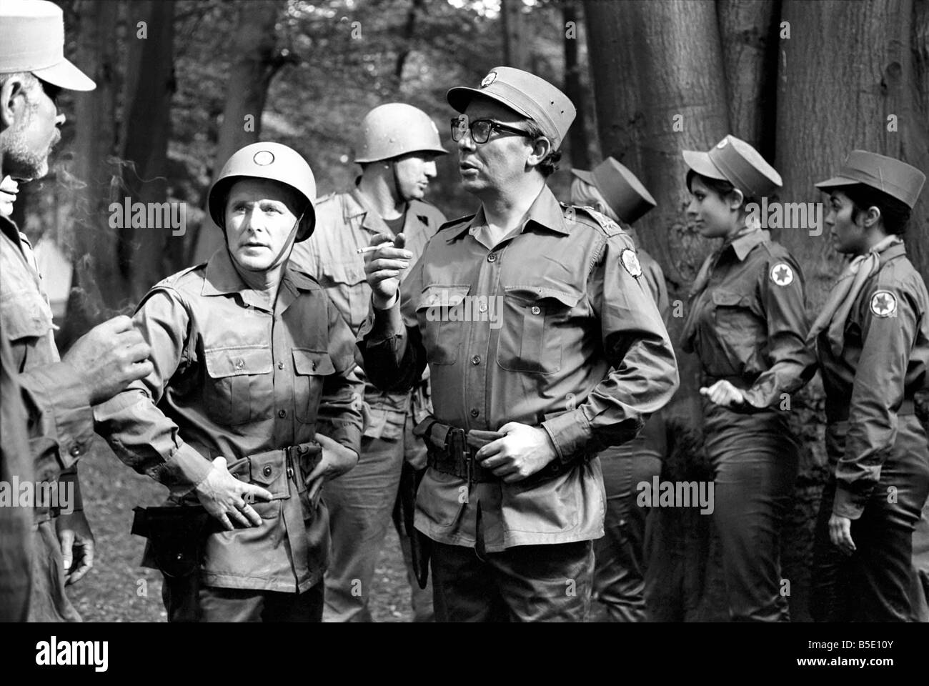 Eric Morecambe e Ernie Wise hanno iniziato le riprese il loro terzo film Il Magnifico due al Pinewood Studios. Eric Morecambe (rig Foto Stock