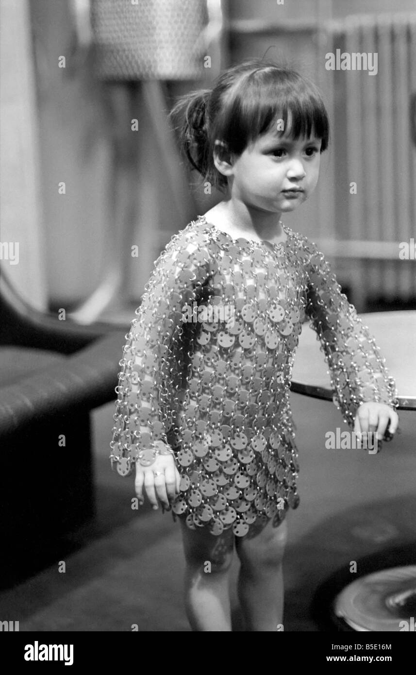 Ragazza giovane modella un abito da Paco Rabanne. Marzo 1969 Z2839 Foto  stock - Alamy