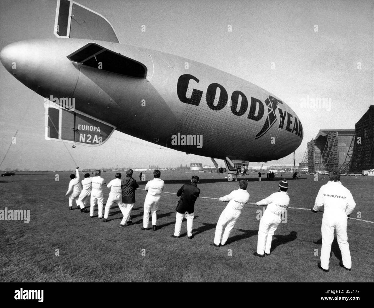 Il Goodyear Europa dirigibile è tirata in posizione da squadre di uomini alla sua Cardington base.. Marzo 1972 P000936 Foto Stock
