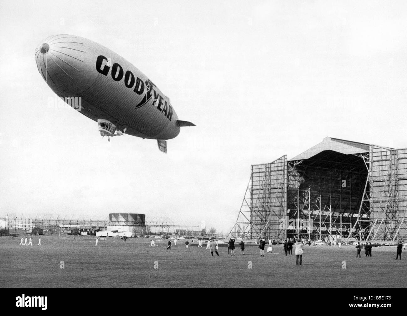 Il Goodyear Europa dirigibile sorge sopra il suo hangar a Cardington - lo stesso hangar che una volta alloggiata la sfortunata R101. Mar. 197 Foto Stock