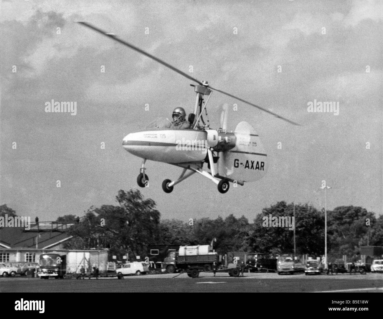 Giovanni giudice e un pilota di prova vedere qui ai comandi della sua Wallis di autogiro poco prima che il velivolo si è schiantato. Foto Stock