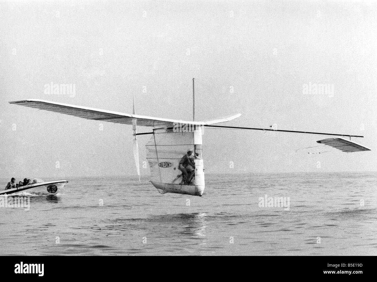 Il Gossamer Albatross pilotato da ciclista Bryan Allen completato il 22 miglia di traversata della Manica in 2 ore e 49 minuti, il raggiungimento di una velocità massima di 18 km/h e una altitudine media di 5 piedi per vincere il secondo premio Kremer. Giugno 1979 P000996 Foto Stock