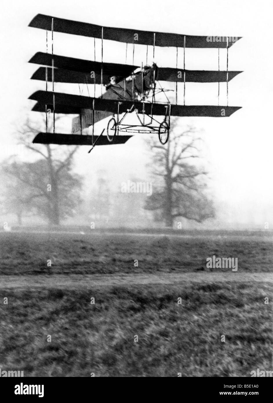 Un Roe V, uno dei primi pionieri dell'aviazione britannica, test battenti secondo Roe 1 Triplano a Wembley Park nel gennaio 1910. ;Montare Foto Stock